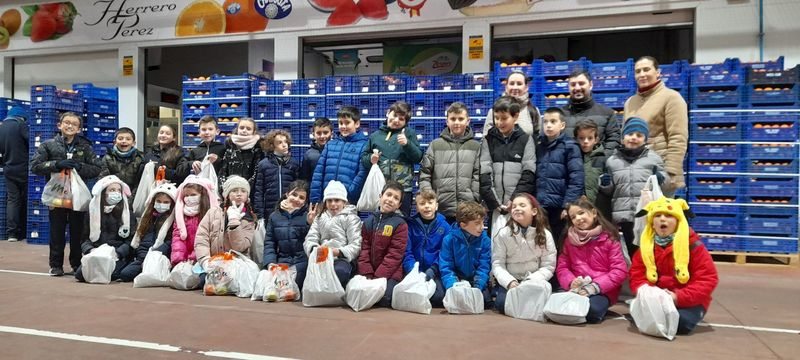 Los alumnos del colegio San Juan Bosco disfrutan y aprenden el funcionamiento del mercado mayorista