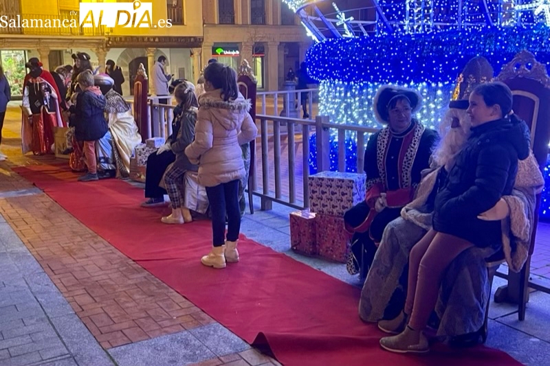 Multitud de familias y pequeños participan en una animada Recepción de los Reyes Magos