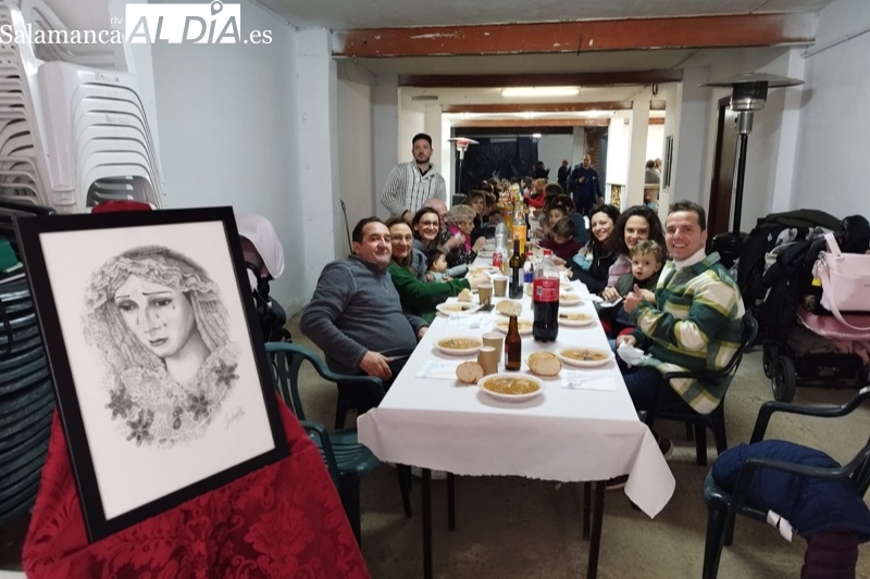 La cofradía Nuestra Señora de la Esperanza estrena sede con una animada alubiada de San Antón