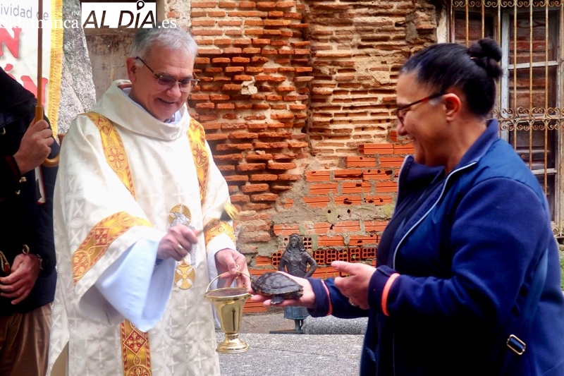 Decenas de mascotas participan en la tradicional bendición de San Antón