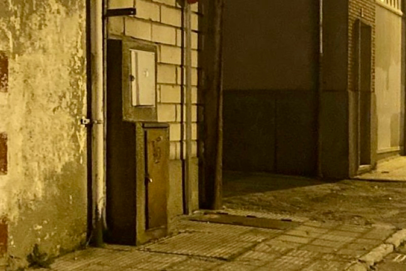 Un perro sufre una pequeña descarga eléctrica a su paso por la Ronda de los Lagares 