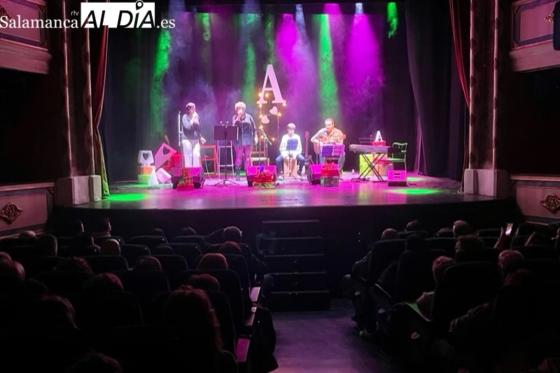 Butacas llenas y música en vivo protagonizan la gala solidaria de Navidad del Grupo Arena
