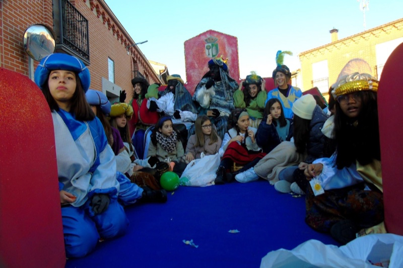 Macotera convierte sus calles en una fiesta para acompañar a los Reyes Magos