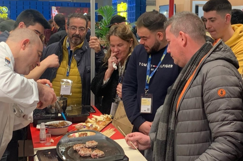 Helio Flores y Los Álamos Gastrolab sorprenden en Madrid Fusión con su hamburguesa de ternera charra