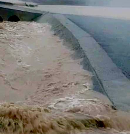 Las calles céntricas de Tordillos, sorprendidas por la espectacular crecida del rio