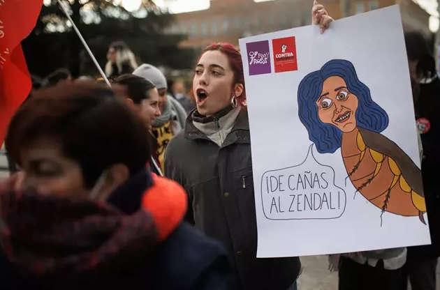 Estudiantes de la Universidad Complutense de Madrid increpan a Ayuso: Fuera fascistas 