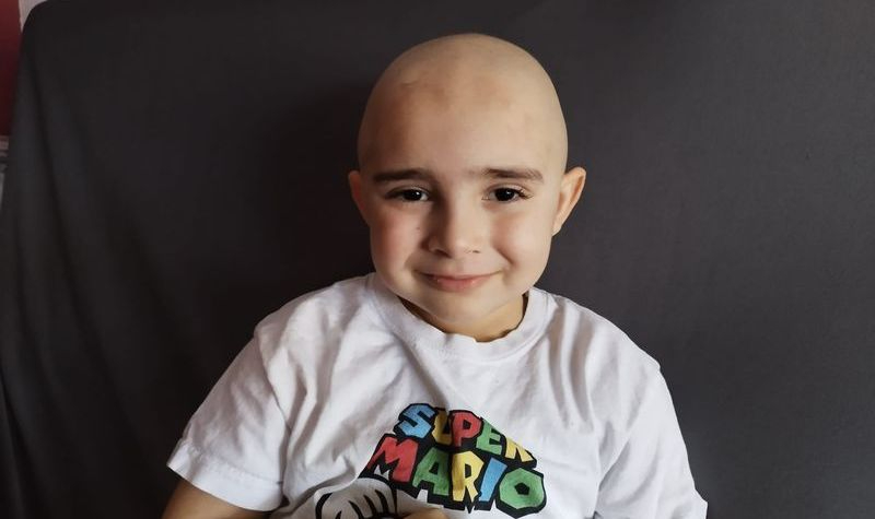 El tiempo se nos acaba. El pequeño Alberto espera desde casa a que llegue esa médula que le salve la vida 