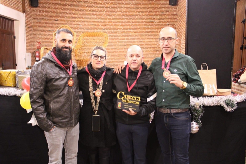 Paradinas organiza un emotivo acto de reconocimiento a la organización de la Carrera del Roscón, que este año cumple una década