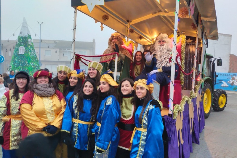 Los Reyes Magos reparten ilusión y caramelos en Villoruela