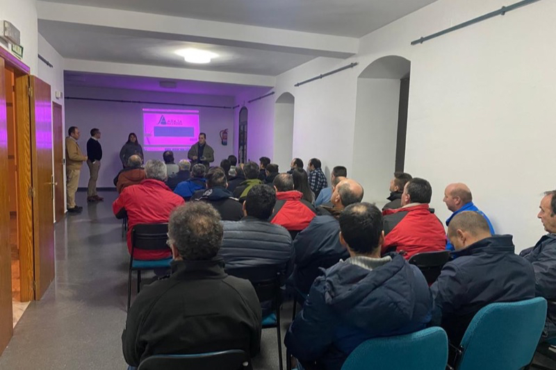 Decenas de agricultores participan en la charla informativa de Asaja en Cantalpino
