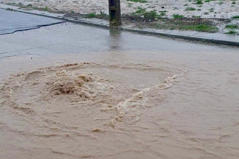 VÍDEO: La gran tromba de agua convierte en un rio una las calles principales de Macotera