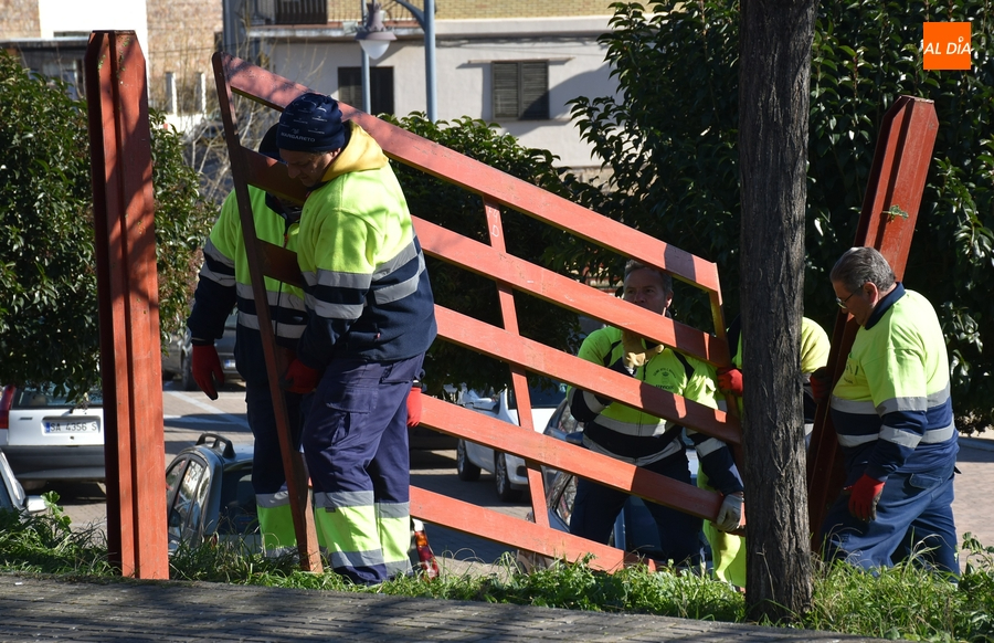 Los pinos se pueblan de agujas mientras se empiezan a levantar las casetas