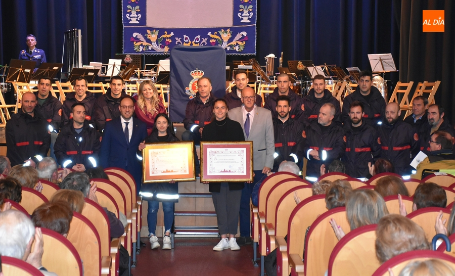Carmen Álvarez y los Bomberos Voluntarios reciben sus distinciones como ‘Mirobrigenses Ilustres’