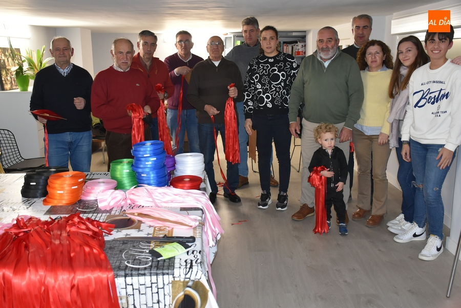 La Cofradía de San Blas corta cerca de 10.000 gargantillas para la fiesta del día 3