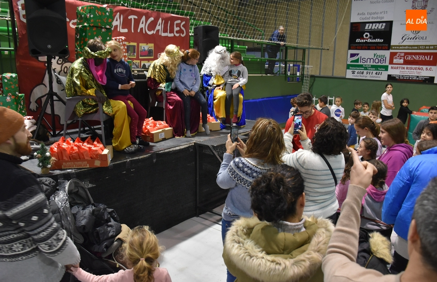 Multitudinaria recepción a los Reyes Magos en Navilandia