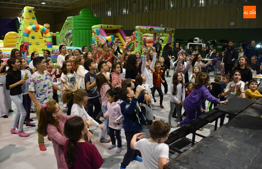Fin de fiesta en Navilandia con piñata incluida