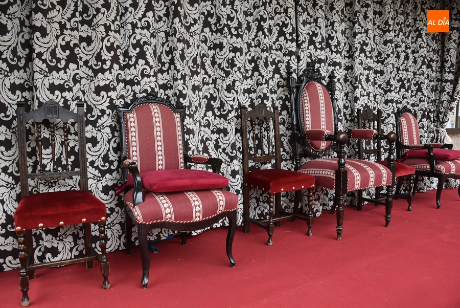 Retornan tres años después los tronos reales a los soportales de la Casa Consistorial