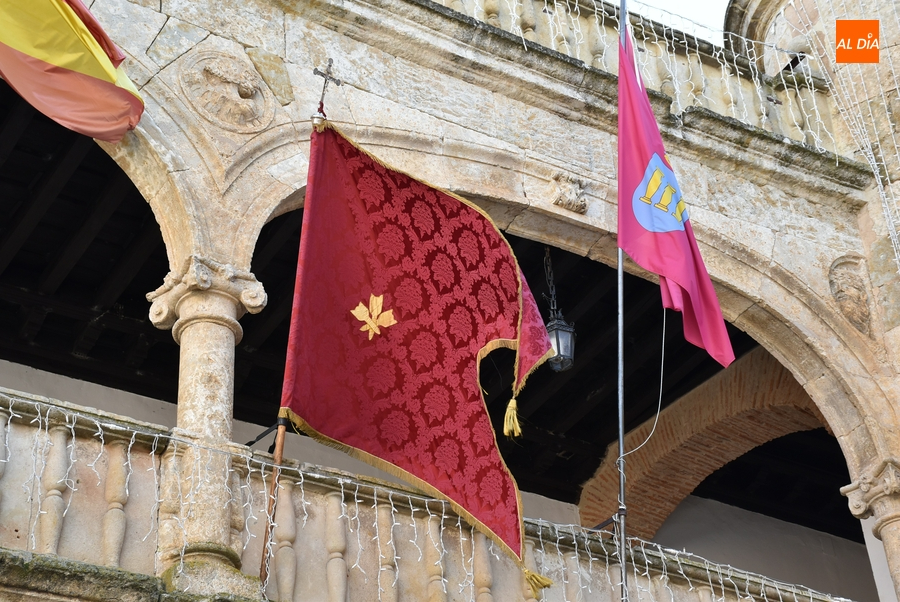 La Cofradía de San Sebastián coloca su pendón en la Casa Consistorial