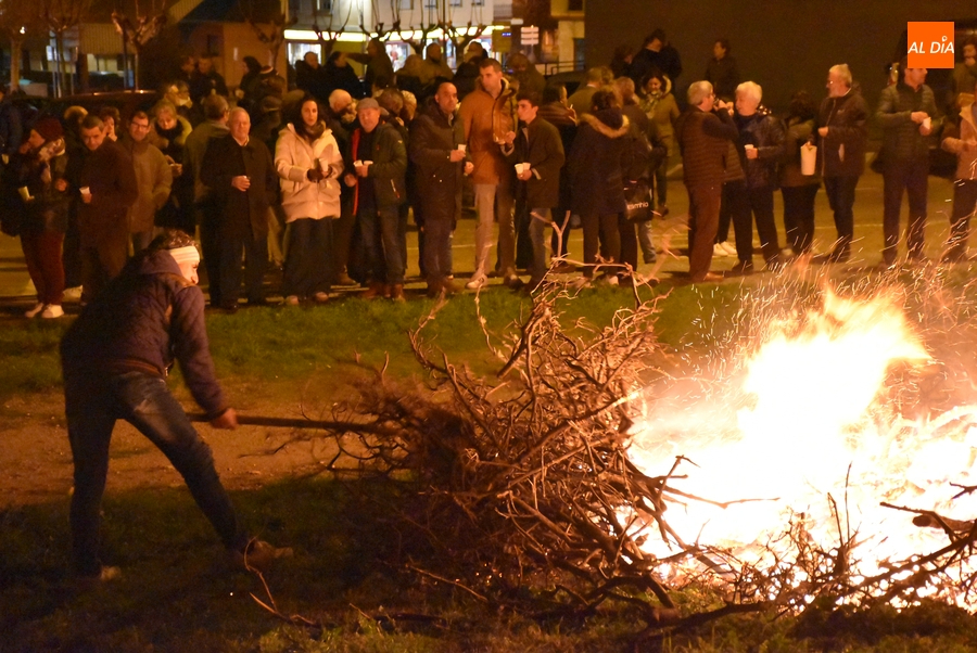 La hoguera de San Antón en San Andrés calienta una fría tarde de lunes
