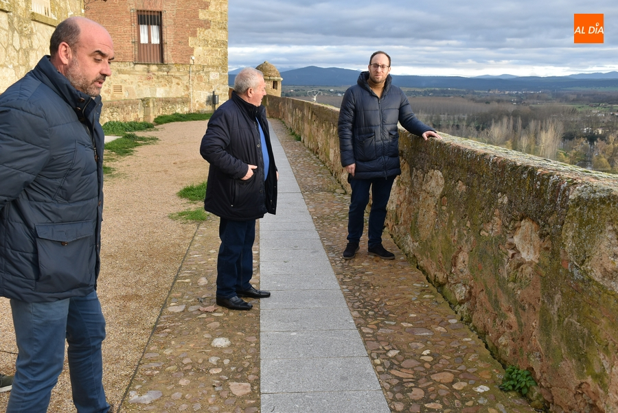 El Ayuntamiento denuncia el peligroso estado de la Muralla entre la Batería y la Puerta de Santiago