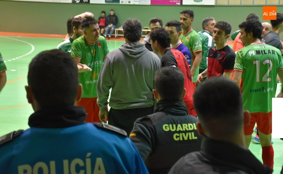 El III Senior pierde ante Intersala Zamora un bronco partido que acabó con ocho agentes en el Pabellón