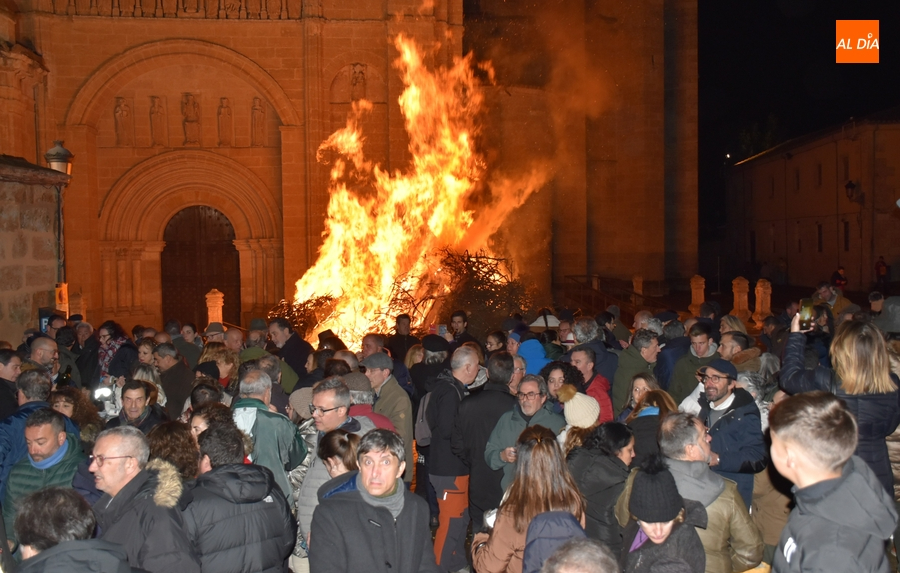 El cielo respeta casi al completo una hoguera de San Sebastián el doble de grande