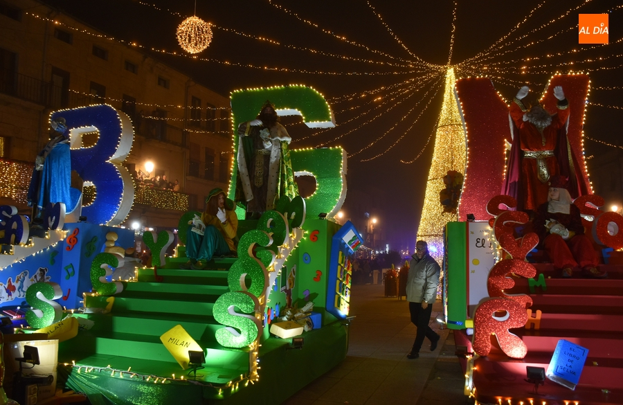 Los Magos logran entre la niebla regresar a la normalidad con una Cabalgata ágil y remozada