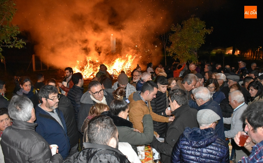 El Arrabal del Puente abre con gran ambiente la ronda de hogueras invernales de Miróbriga