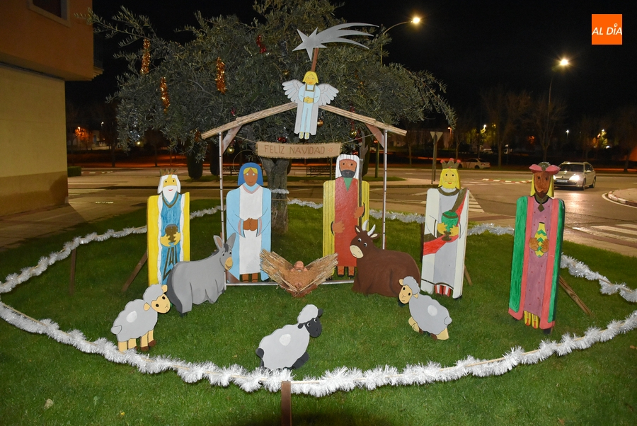 Vecinos de la calle García Lorca montan un belén ‘a tamaño real’ en las cercanías de las Tres Columnas