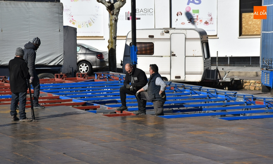 En marcha el montaje de la pista de los coches chocones