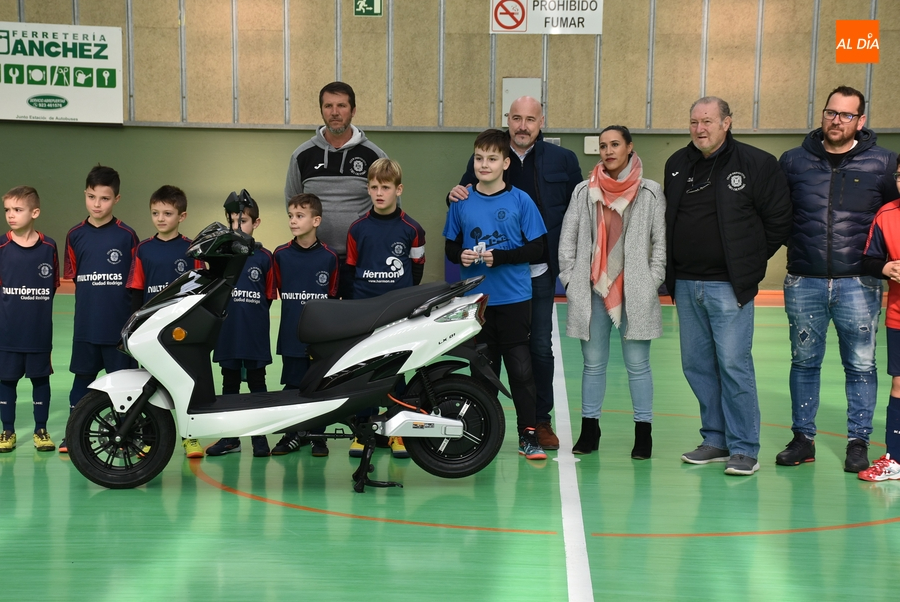 El III Columnas entrega la moto eléctrica puesta en juego con el Sorteo del Niño