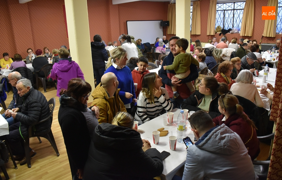 Unas 180 personas disfrutan de la chocolatada benéfica de San Andrés