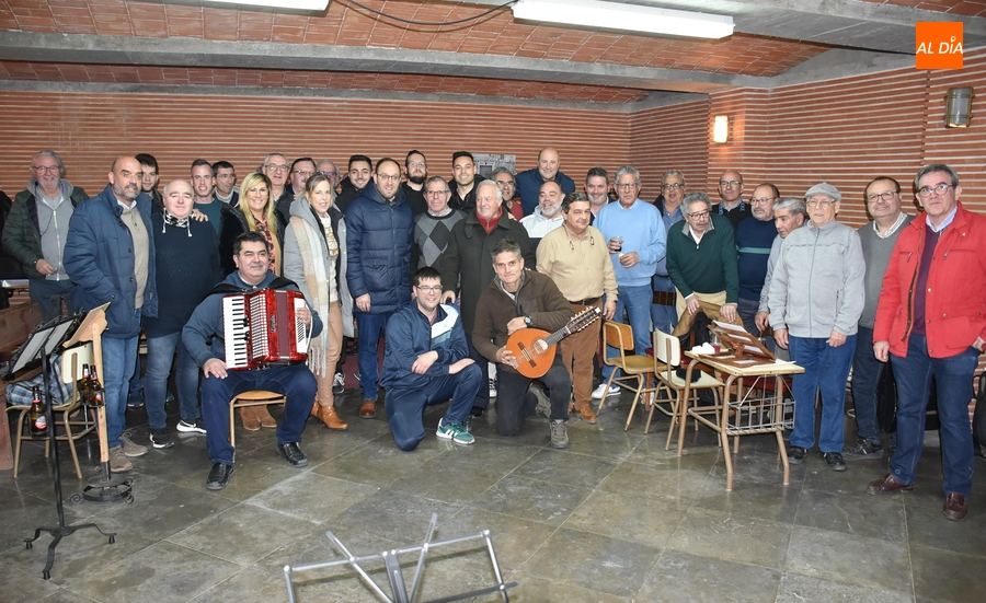 El Equipo de Gobierno se arranca a cantar con la Rondalla en los ensayos de sus Coplas