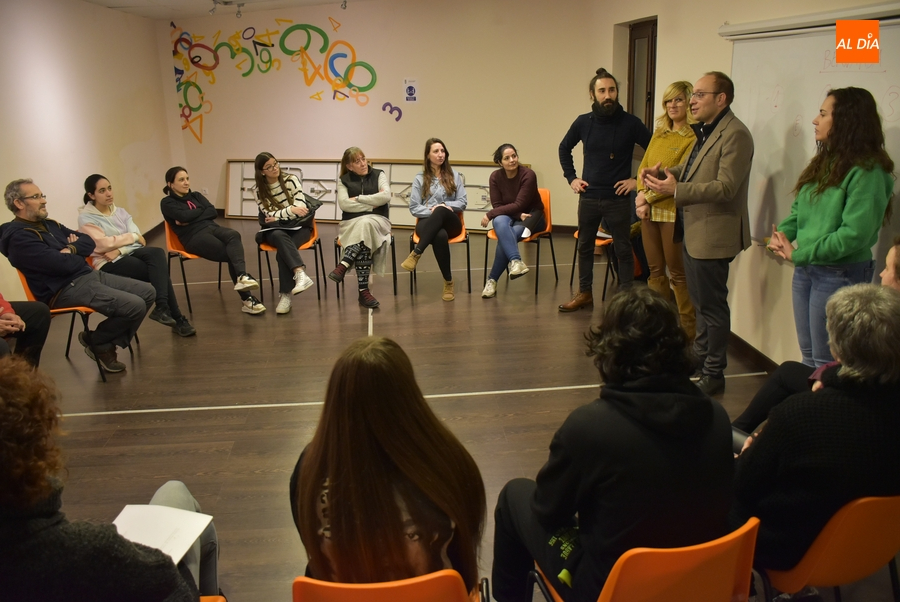 El taller de teatro intergeneracional se abre a más personas interesadas