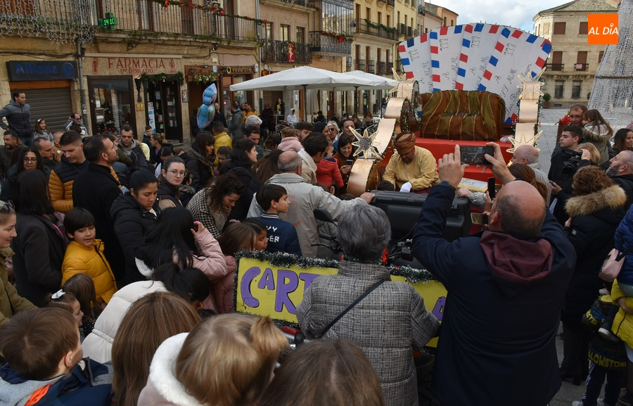 Cálida acogida al Cartero Real por parte de niños y mayores en su ruta por Ciudad Rodrigo