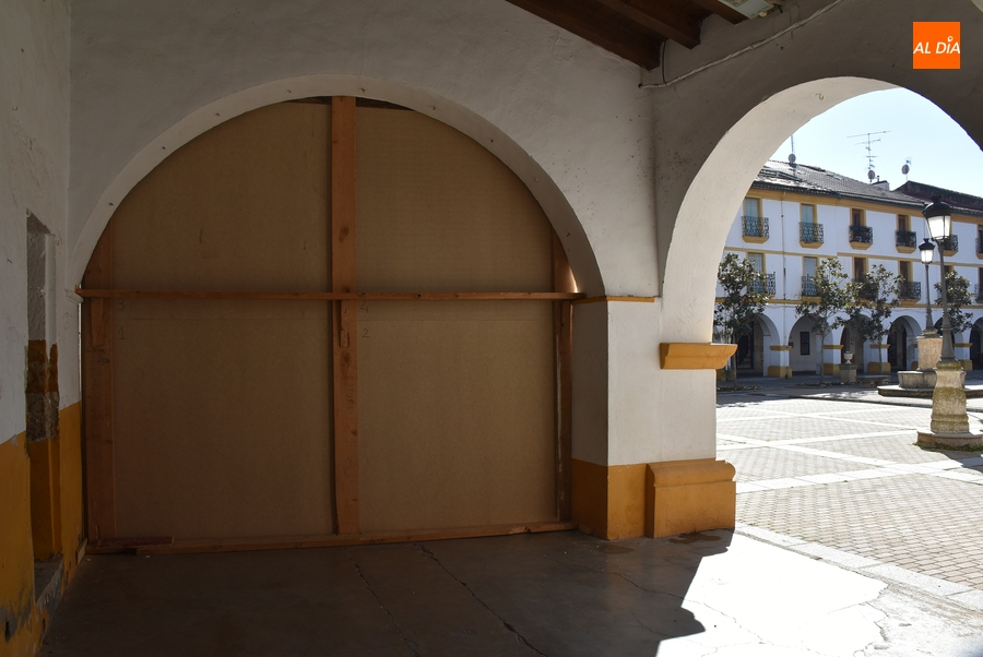 La Plazuela del Buen Alcalde inicia su metamorfosis con nuevos paneles de madera