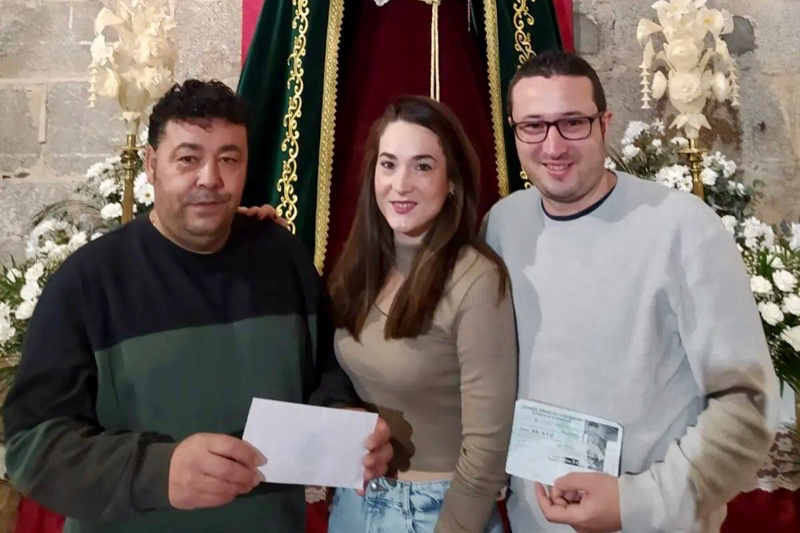 La Cofradía de la Esperanza hace entrega de su cesta de Navidad 