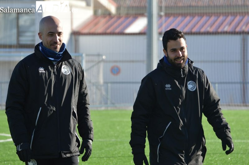 Víctor Aguirre actúa como nuevo segundo entrenador de Unionistas en su primer entrenamiento