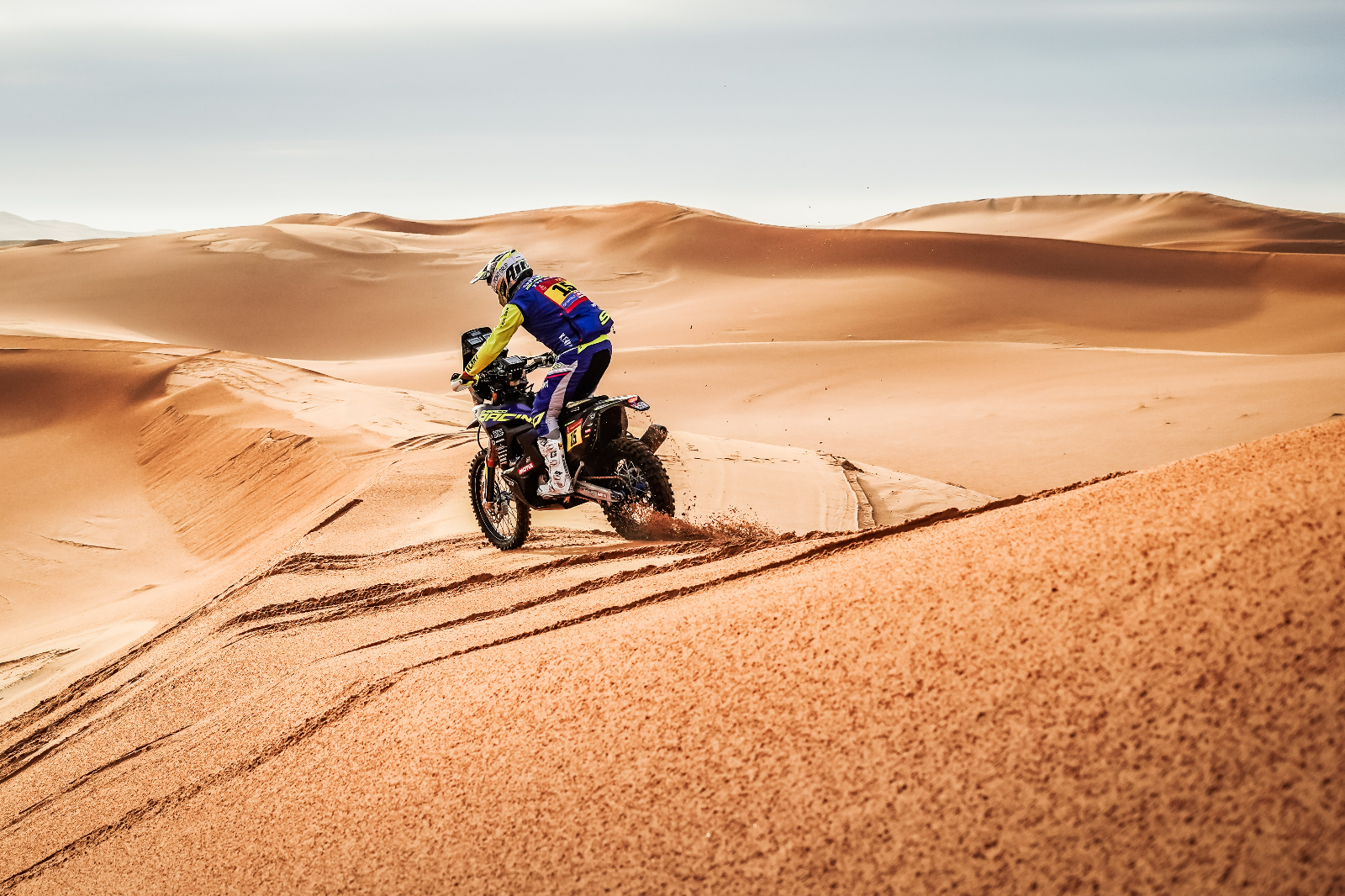 Santolino sufre en las dunas para mantener sus aspiraciones en el Dakar