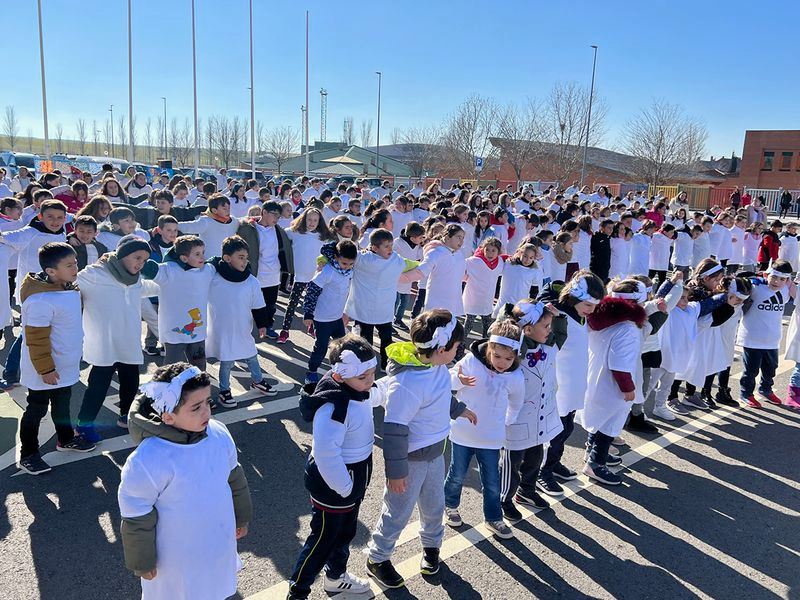 Casi 700 escolares de Carbajosa se unen para celebrar el Día de la Paz