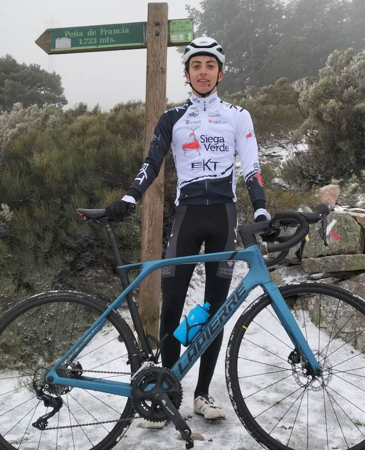 Diego Martín Lucas desafía a las primeras nieves escalando hasta la Peña de Francia