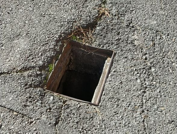 Denuncian en esta calle salmantina que llevan dos semanas sin tapas en los sumideros