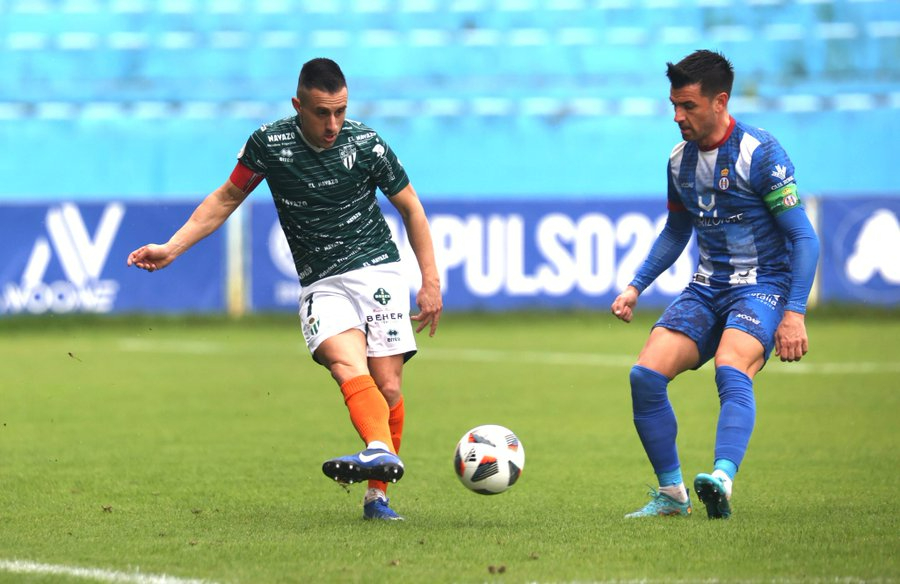 Este CD Guijuelo va con todo a por el ascenso: victoria en casa del Real Avilés con uno menos para soñar (0-2)