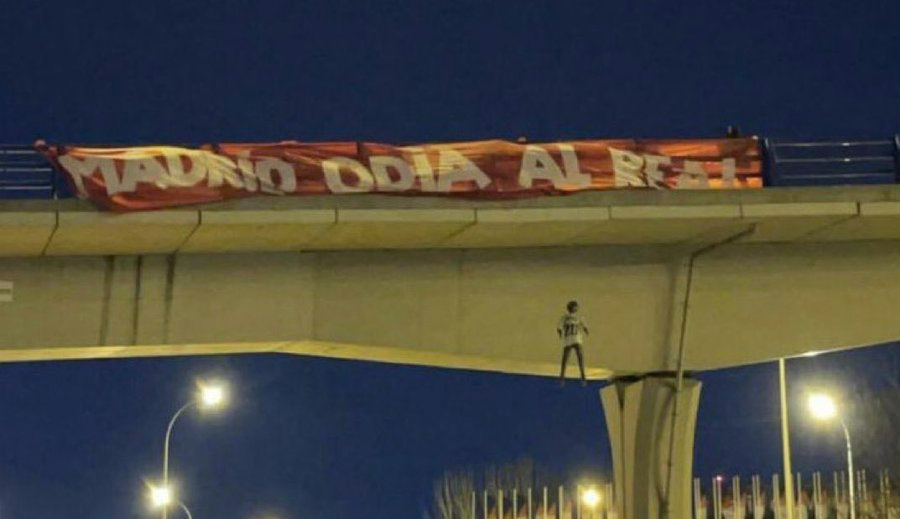 Aparece un muñeco de Vinicius colgado de un puente por parte de los ultras del Atlético de Madrid