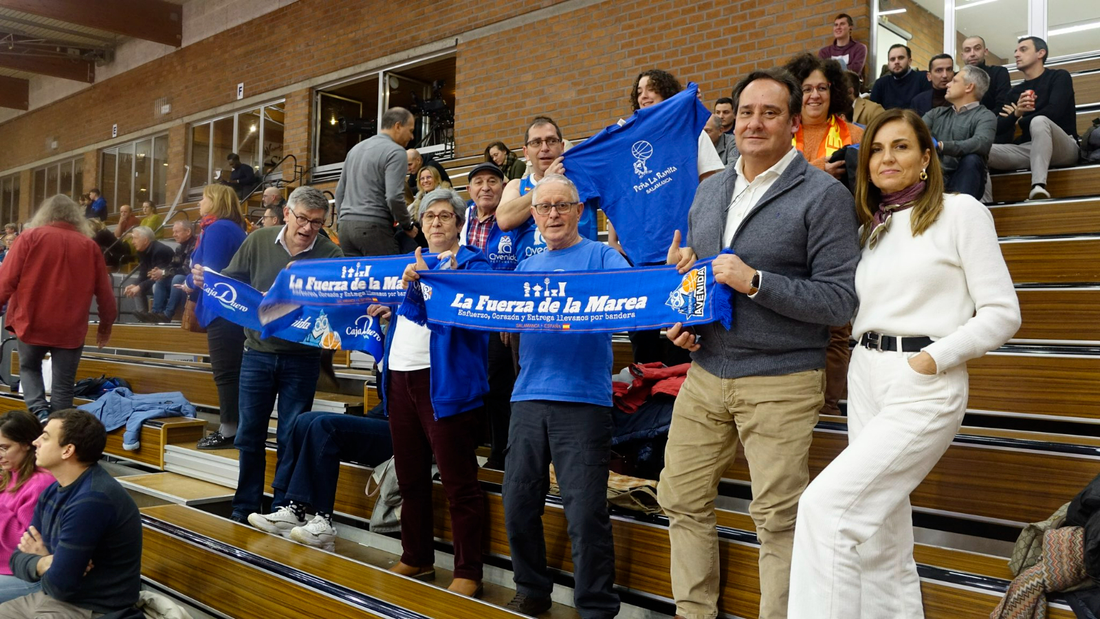 La Marea Azul traspasa fronteras y arropa al Perfumerías Avenida en Bélgica