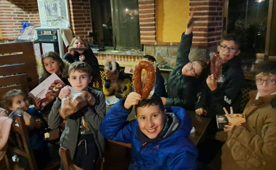 Los niños de El Sahugo recuperan la ‘tradición del chorizo’