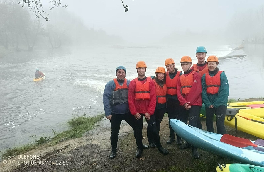 Integrantes del Grupo Scout celebran el nuevo año montados en piragua
