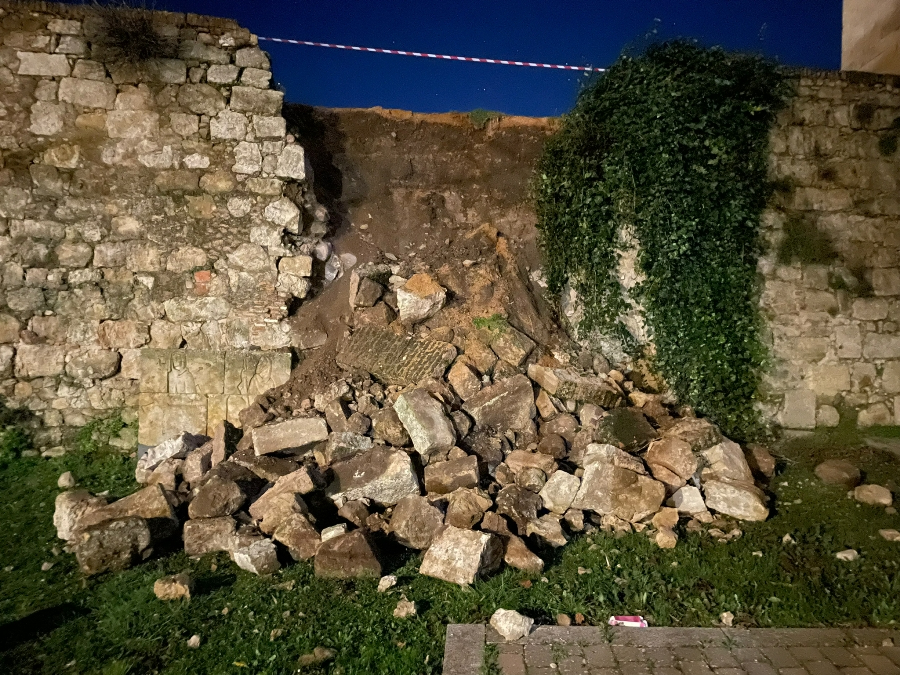 Se viene abajo un lateral de la muralla que estaba siendo controlado de cerca por su mal estado