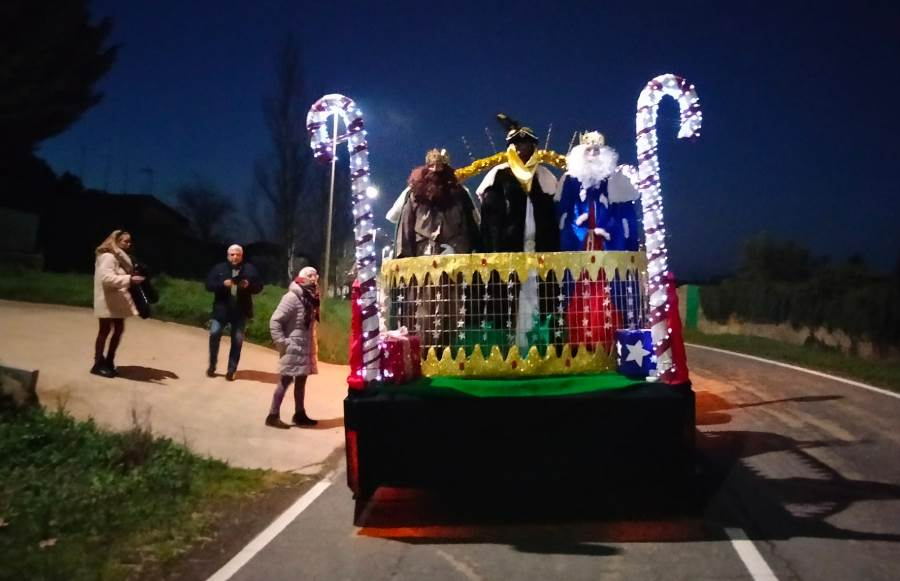 Unos 40 niños arropan a los Reyes Magos en su Cabalgata por El Bodón