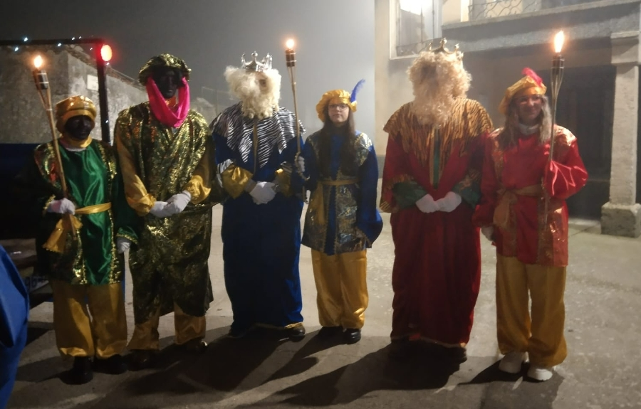 Los Reyes Magos también alcanzaron Carpio de Azaba entre la niebla